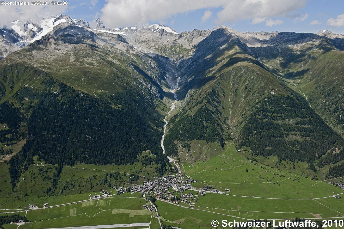 Münster mit Blick NW-wärts ins Minstigertal. In der linken oberen Bildecke: Oberaarrothorn am Aargrat mit Münsterjoch und Roossehörner, davor der Minstigergletscher